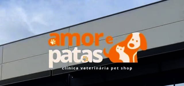 Fachada da Amor e Patas com o letreiro laranja