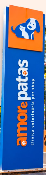 Totem azul e laranja da Amor e Patas na entrada da clínica